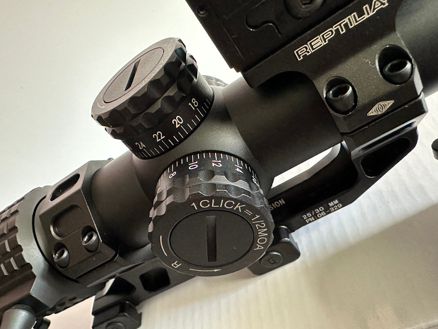 Compact LPVO 1-5X24 WITH ACRO RED DOT .