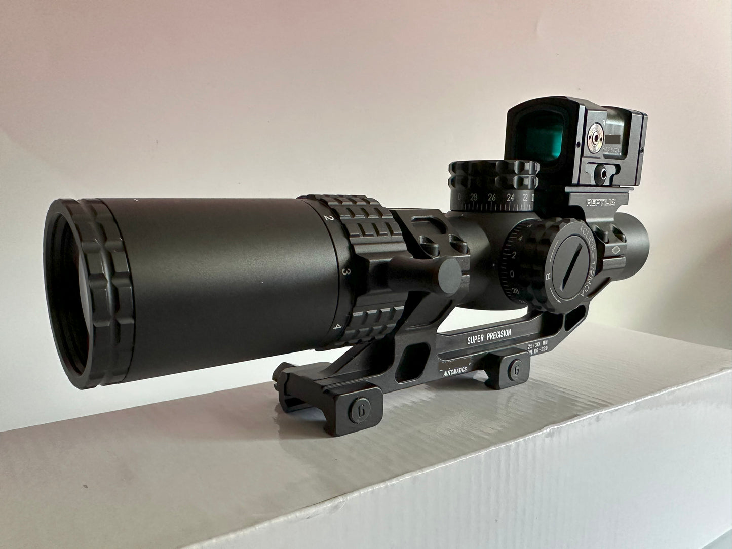 Compact LPVO 1-5X24 WITH ACRO RED DOT .