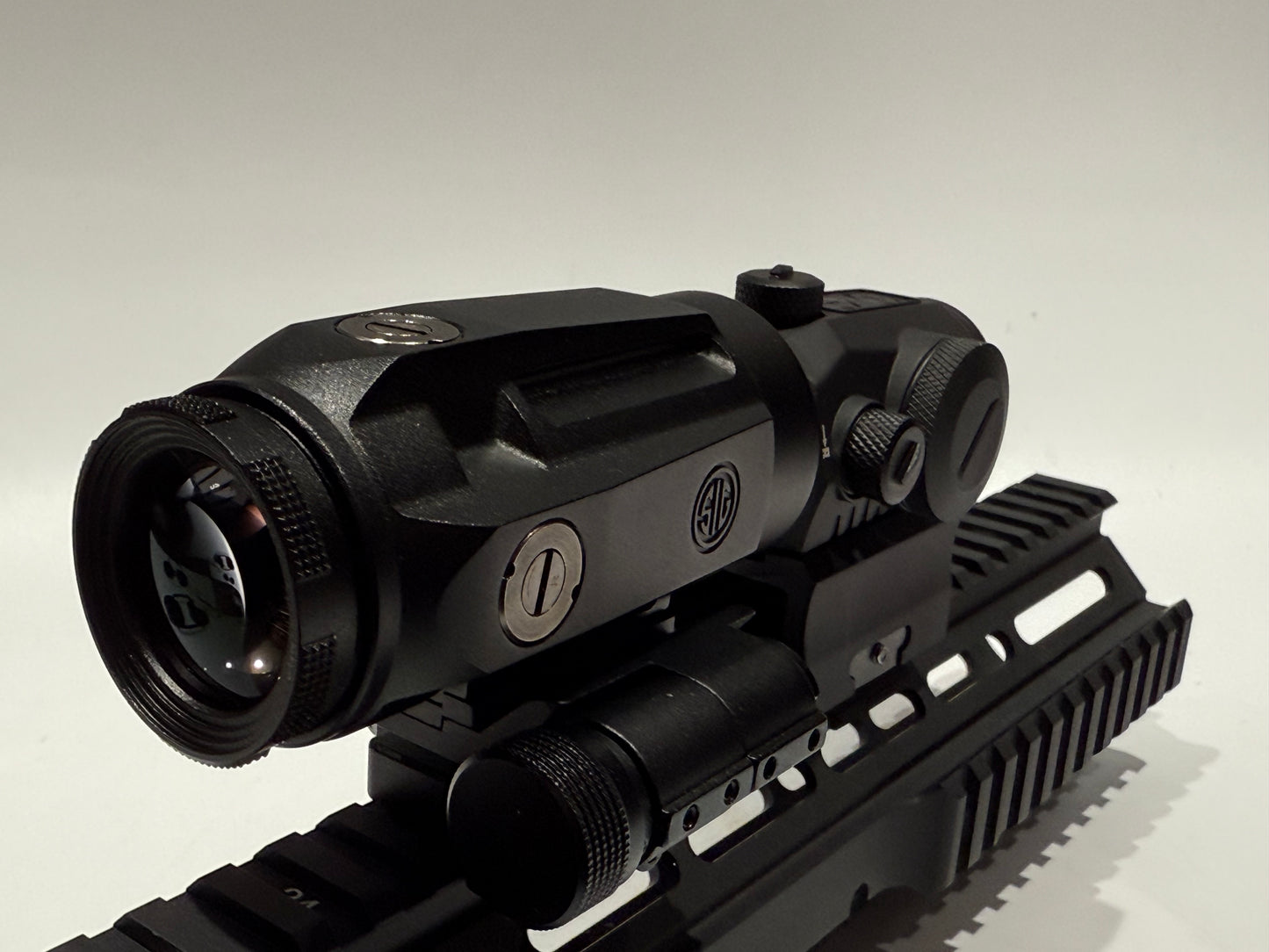 Romeo & Juliet Red Dot & 5X Magnifier