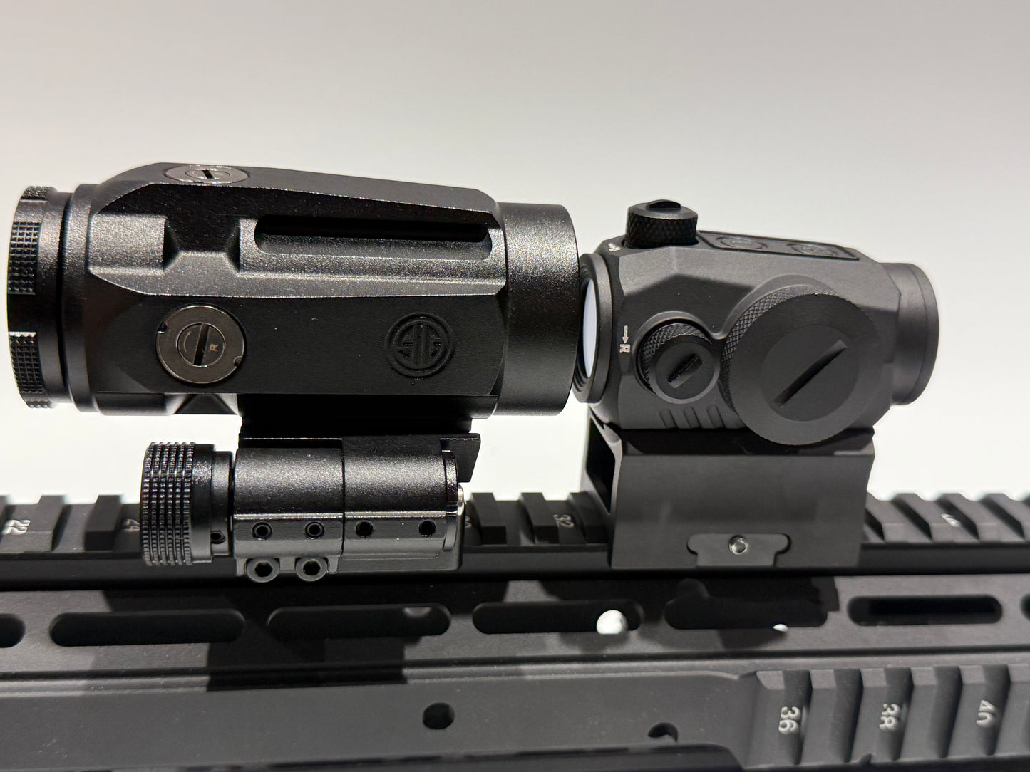 Romeo & Juliet Red Dot & 5X Magnifier