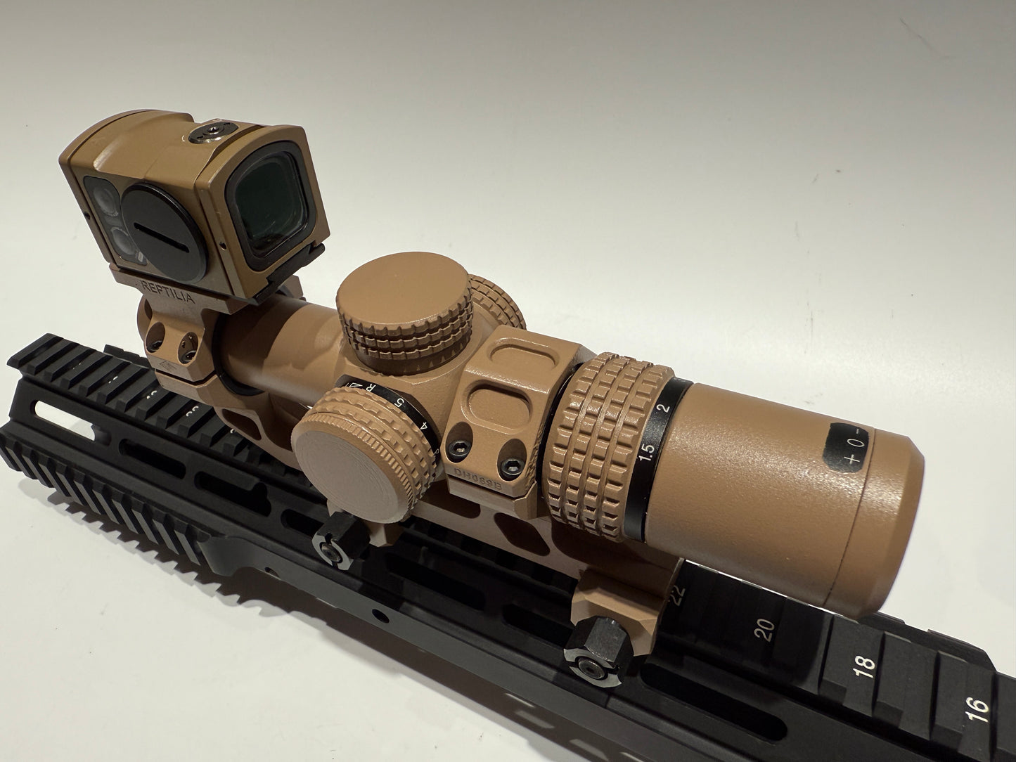 KS1 AMG Style Rifle sight 1.5-5x20 Magnification Dark earth with Red Dot