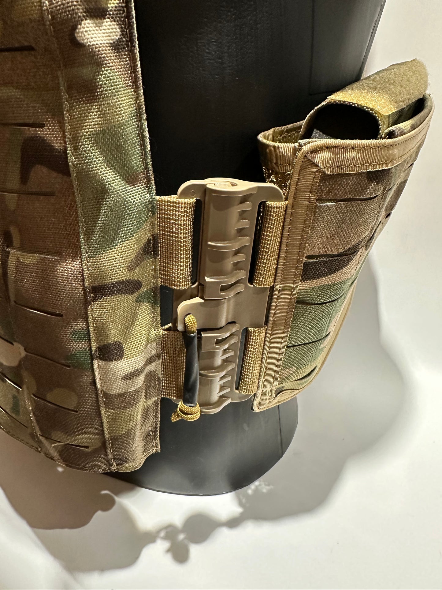 Laser cut plate carrier quick release in Multicam