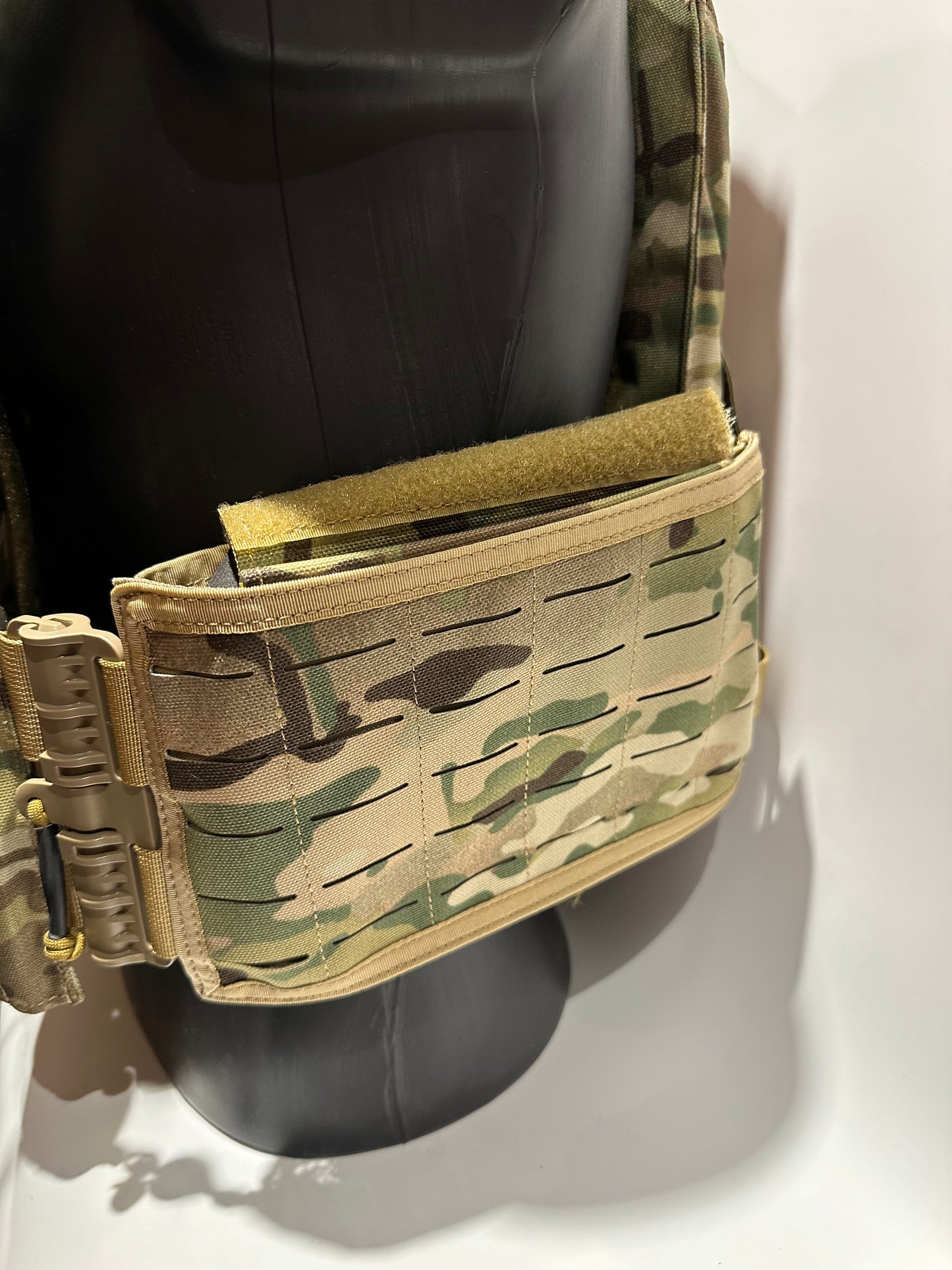 Laser cut plate carrier quick release in Multicam