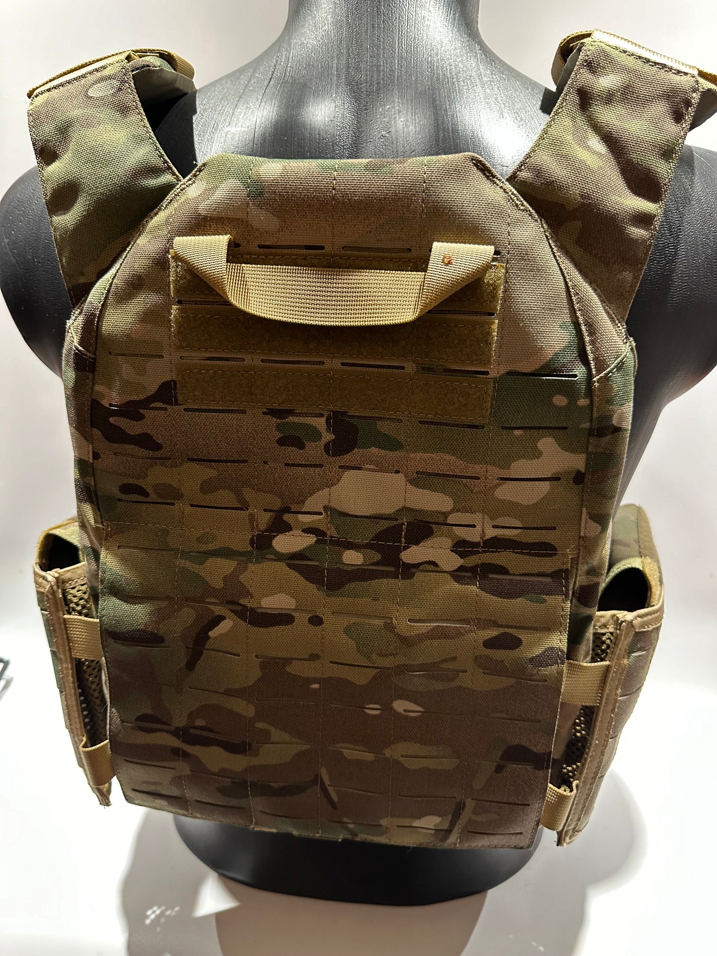 Laser cut plate carrier quick release in Multicam