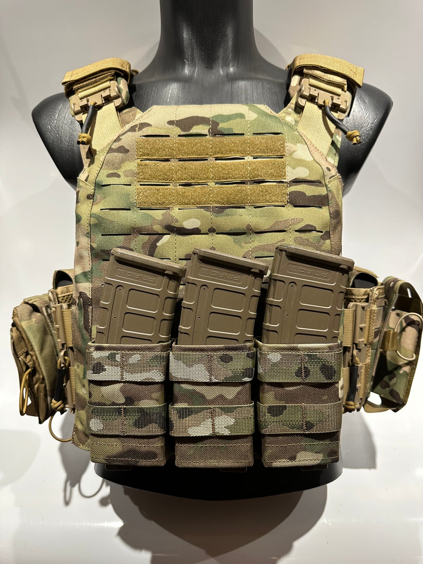 Laser cut plate carrier quick release in Multicam with pouches