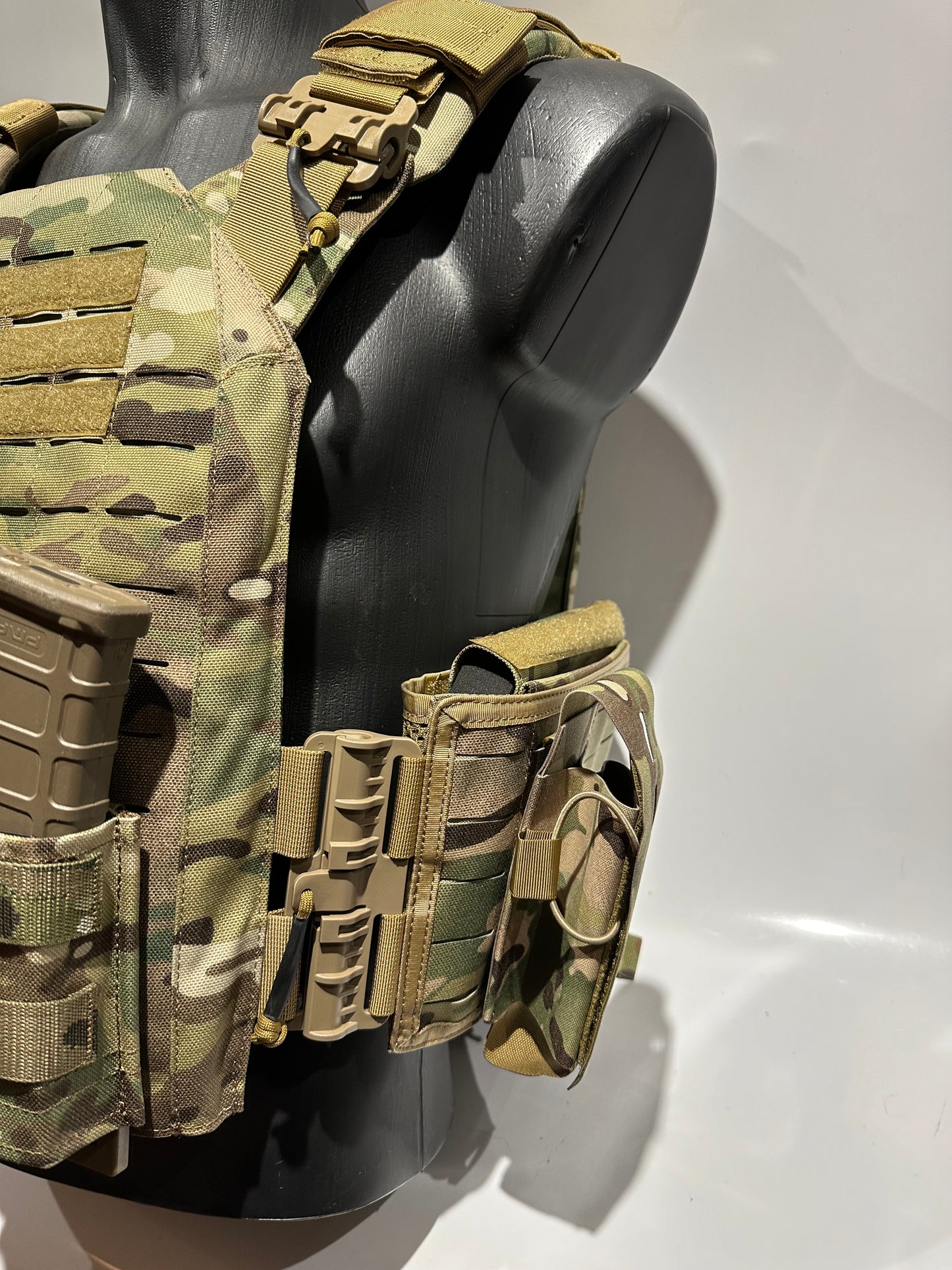 Laser cut plate carrier quick release in Multicam with pouches