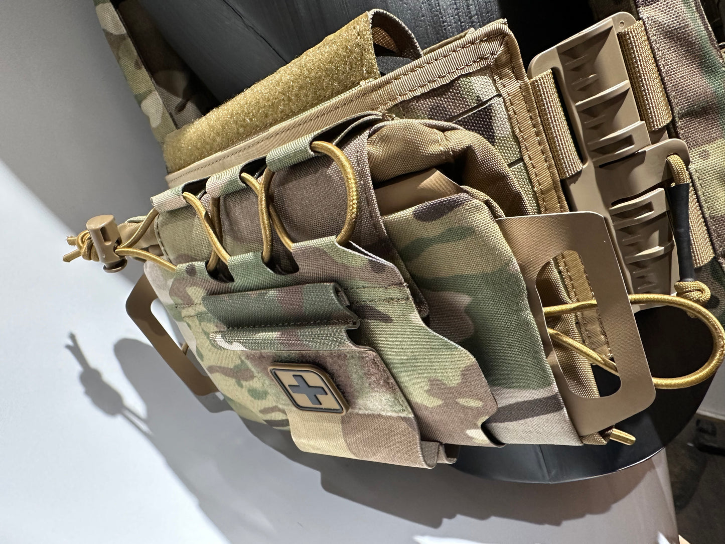 Laser cut plate carrier quick release in Multicam with pouches