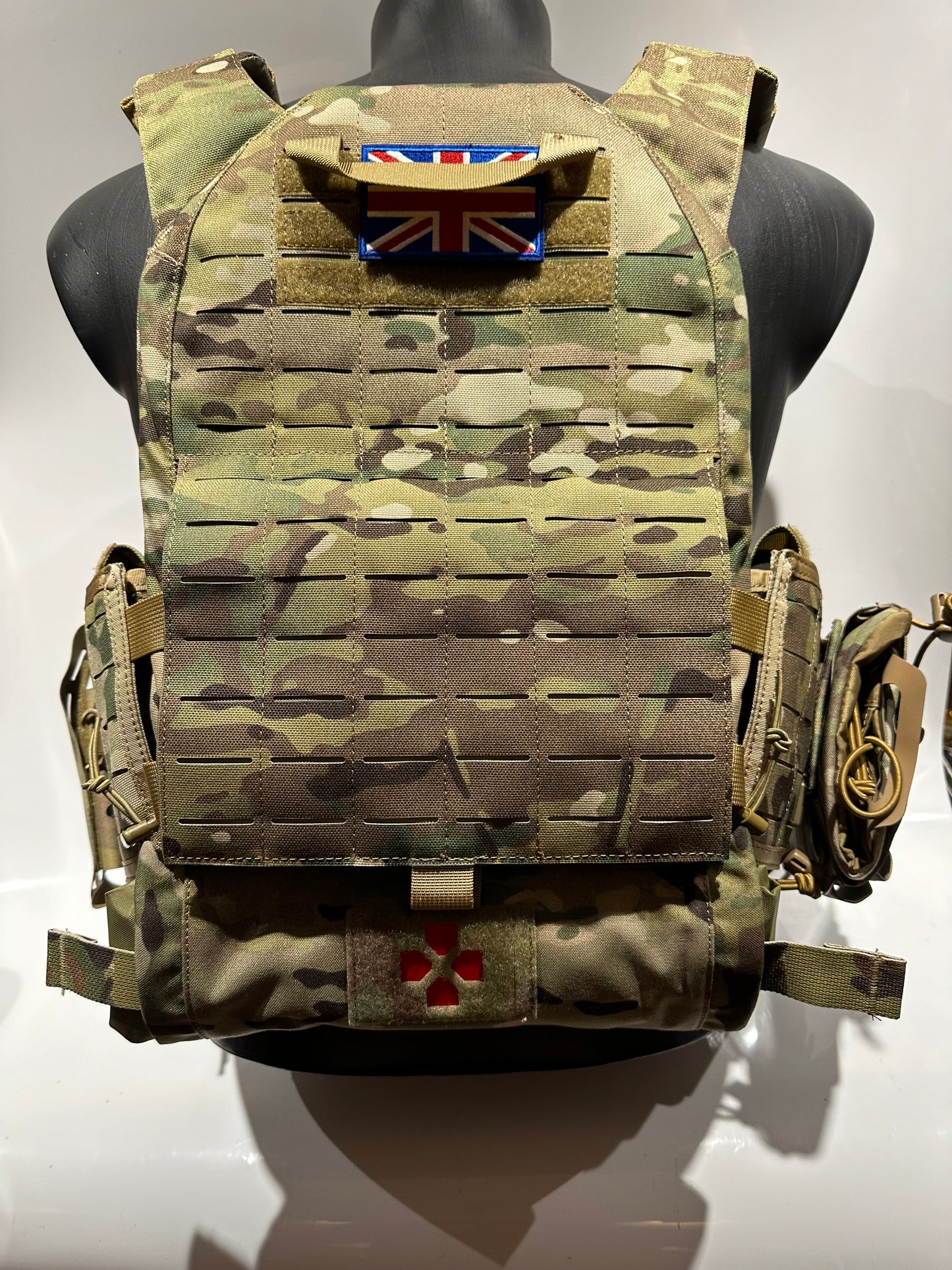 Laser cut plate carrier quick release in Multicam with pouches