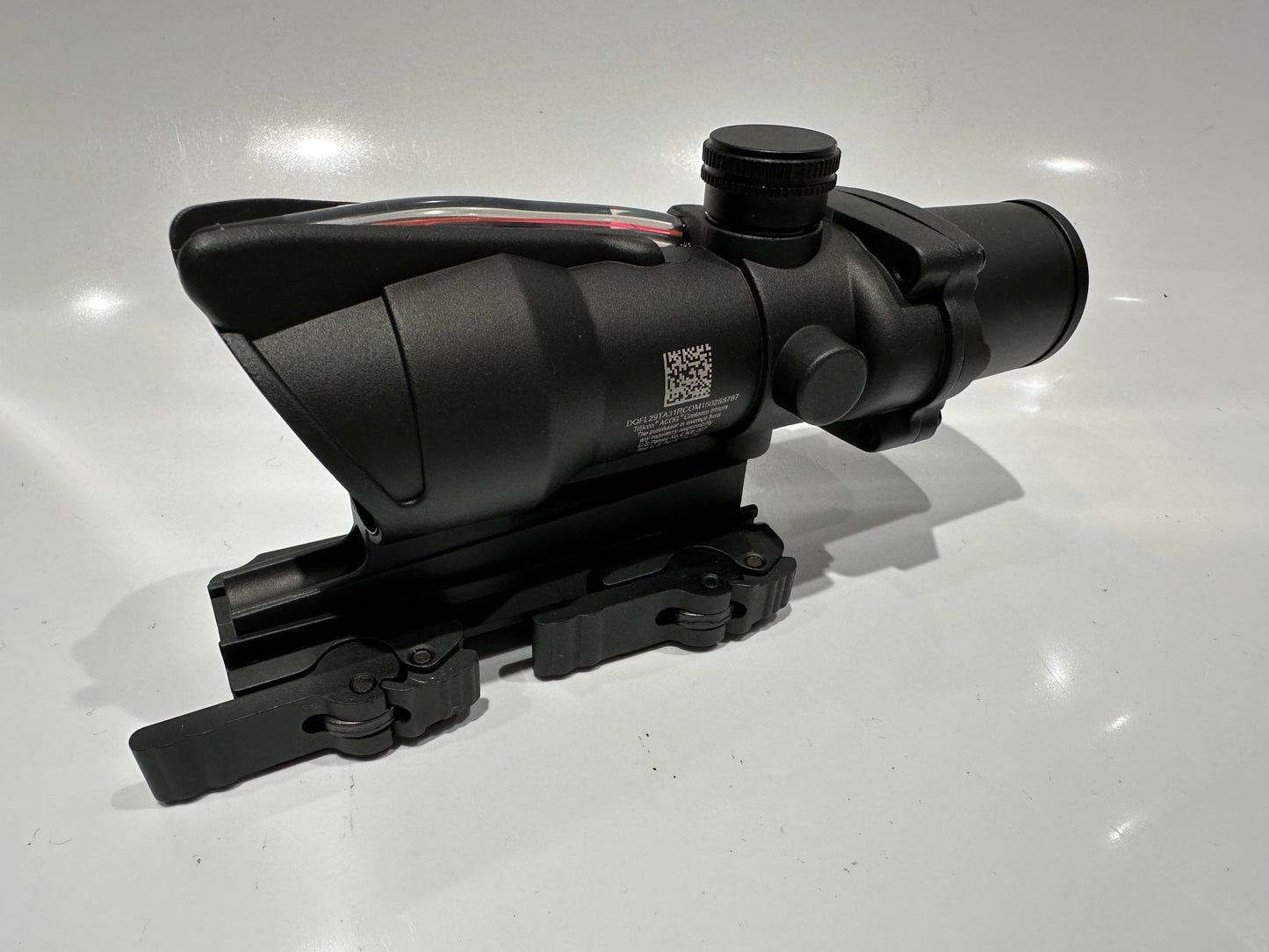 Quick Release ACOG 4X32 Illuminated reticule Red Chevron sight picture.