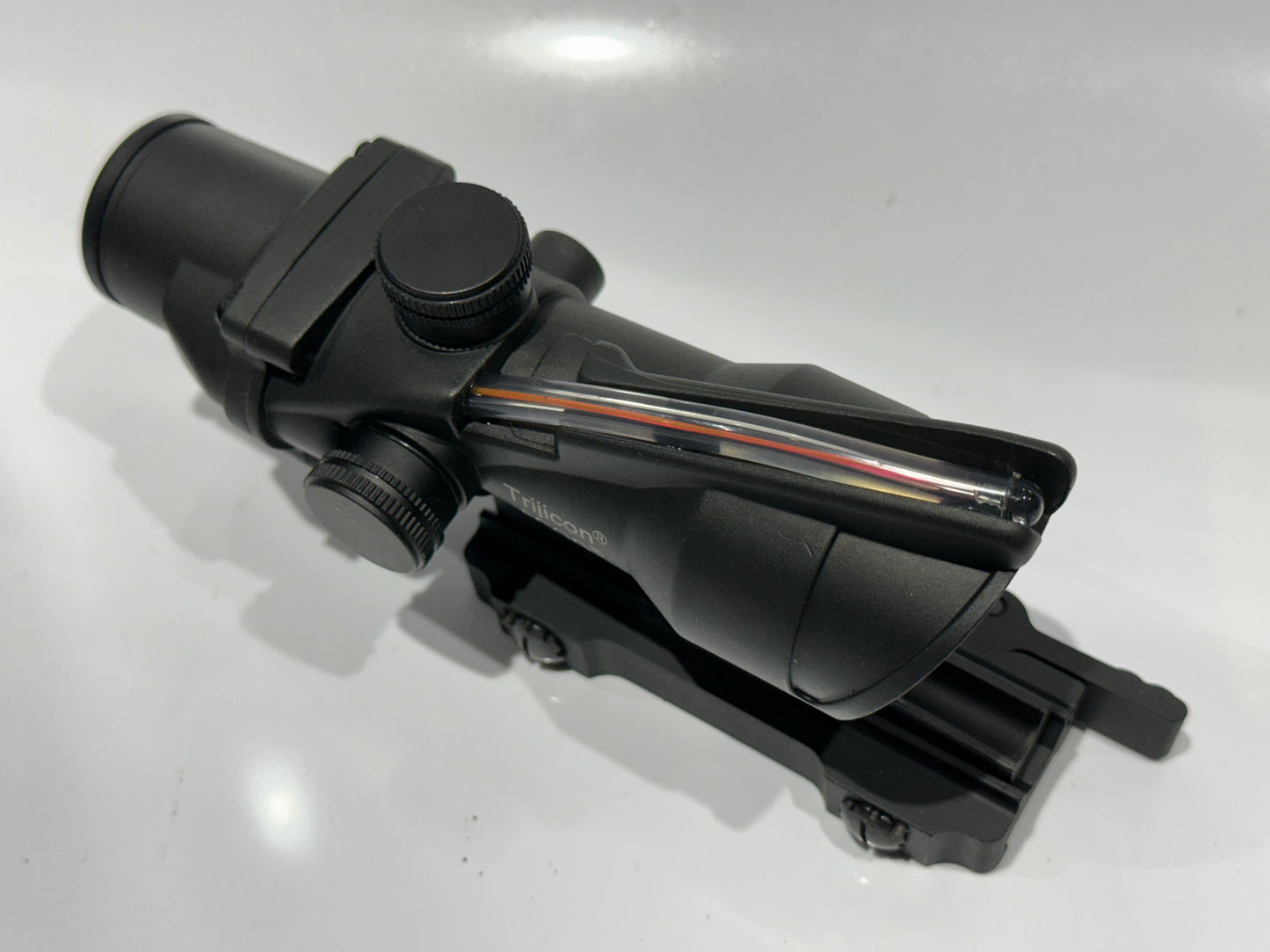 Quick Release ACOG 4X32 Illuminated reticule Red Chevron sight picture.